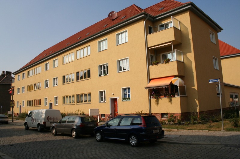 Wohnen im Grünen: Charmante 2-Raum Wohnung mit Balkon in ruhiger Curiesiedlung! - Photo 2